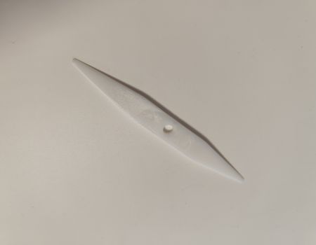 Pomôcka na vypáčenie gumičiek